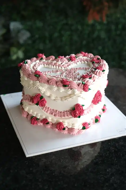 Butik Kalp Nostaljik Pasta Beyaz Kırmızı (Vintage Cake)