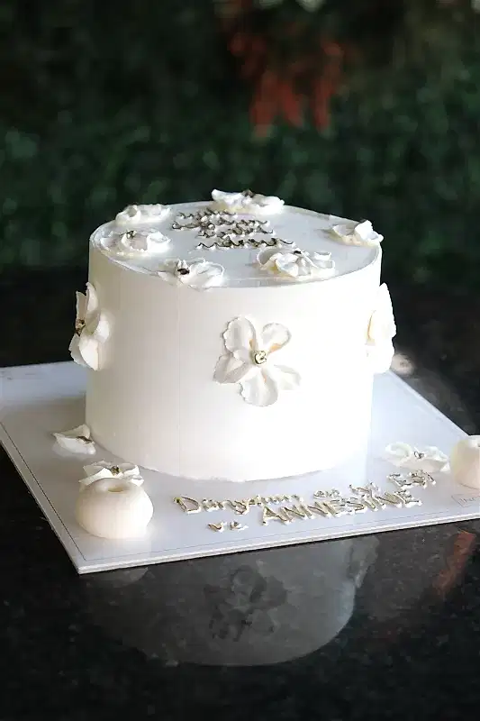 Butik Motto Beyaz Çiçek Detaylı Pasta