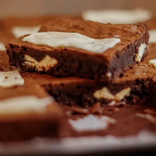 Beyaz Çikolatal Brownie Dilim