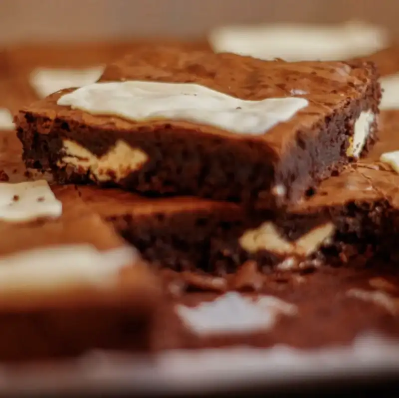 Beyaz Çikolatal Brownie Dilim