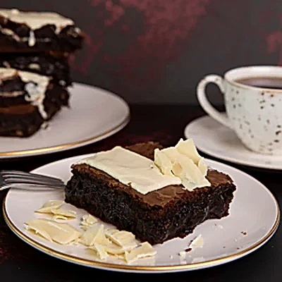 Beyaz Çikolatal Brownie Dilim